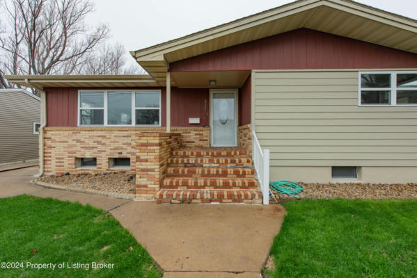937 SIMS ST, DICKINSON, ND 58601, photo 4 of 57