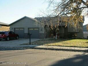 695 7TH ST SW, DICKINSON, ND 58601 - Image 1